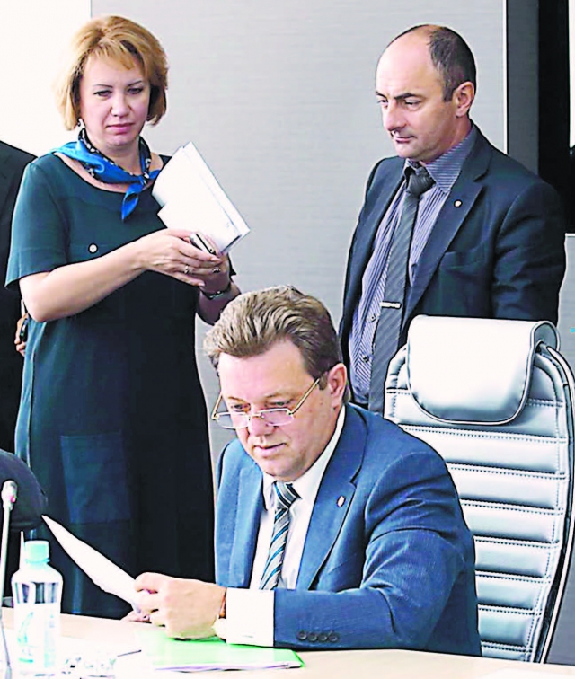 Будущие супруги Анна Касперович и Павел Подгорный за спиной у мэра Томска в 2014 г. Незадолго до событий, ставших «основой» для уголовного дела.