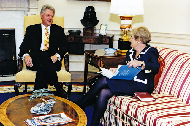 Президент США Билл Клинтон встречается с госсекретарем США Мадлен Олбрайт в Овальном кабинете Белого дома в Вашингтоне, округ Колумбия, 8 сентября 1997 г.