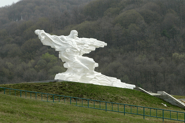 Памятник погибшим в 2002 году при сходе ледника Колка в Кармадонском ущелье.