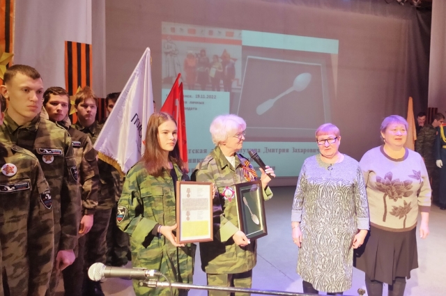 Солдатскую ложку получили внучки Вера Нефёдова и Любовь Мамонтова. 