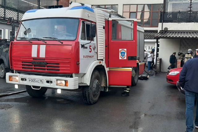 В центре Екатеринбурга горит Дом печати