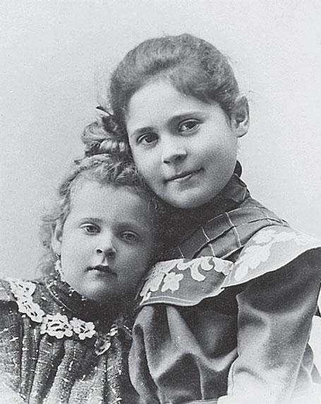 Лиля (справа) и Эльза Каган. 1900  г.