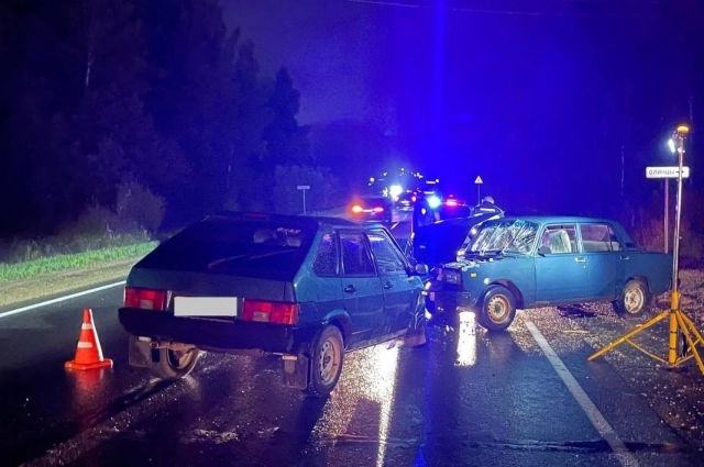 Оба автомобиля сильно пострадали.