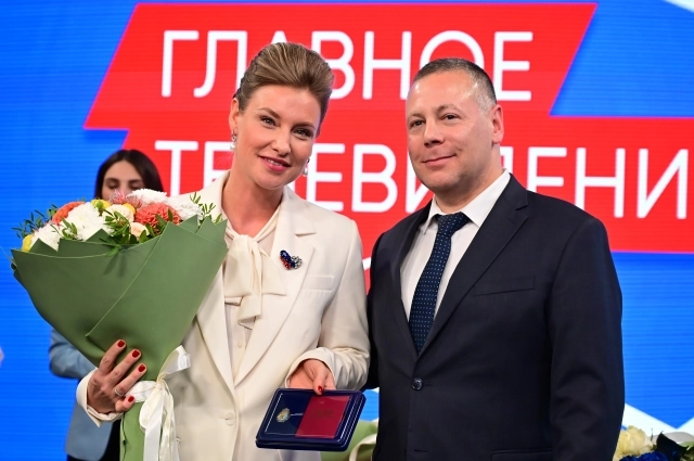 Почётный знак Алексея Петровича Мельгунова в руках директора ГТРК Ярославия Яны Карушкиной