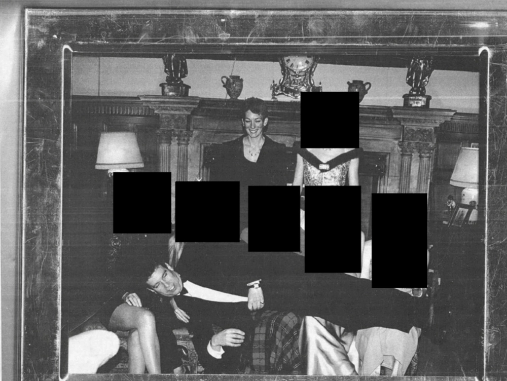 Эндрю Маунтбаттен-Виндзор, ранее принц Эндрю, а&nbsp;на&nbsp;заднем плане стоит Гислейн Максвелл.