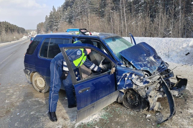 Под Екатеринбургом в лобовом столкновении погибла водитель иномарки