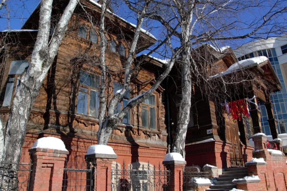 Александру вдохновляет деревянный особняк с резными окнами.