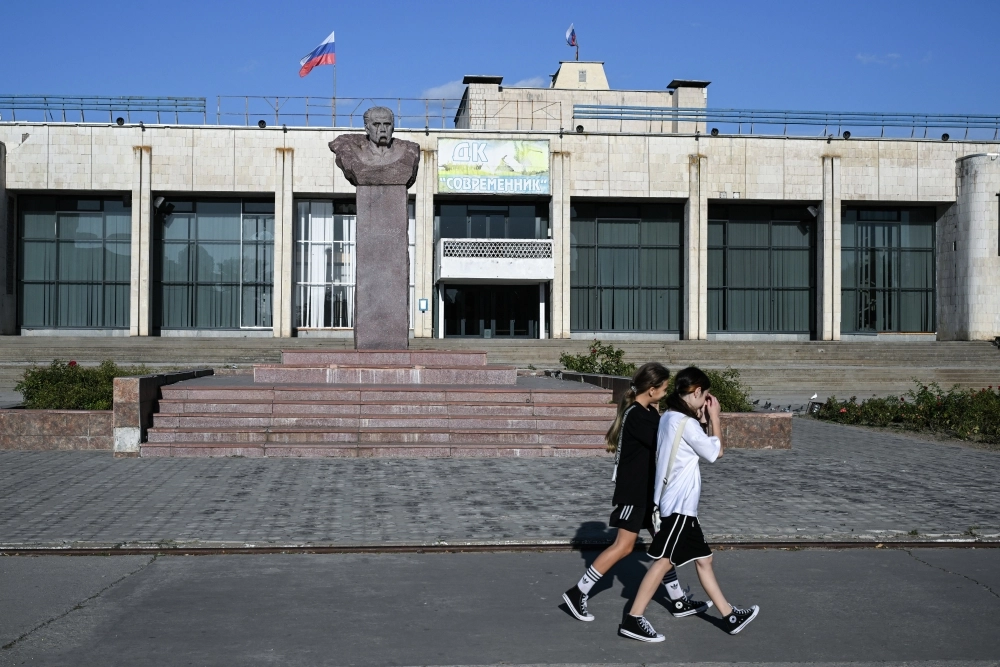 Дом культуры «Современник» в Энергодаре. На первом плане — памятник Т. Г. Шевченко.