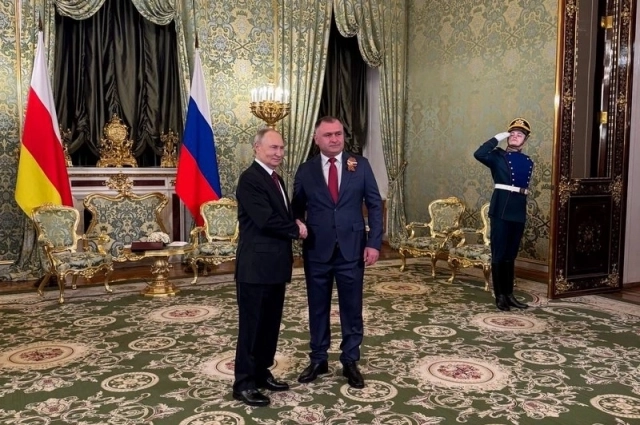 Владимир Путин и Алан Гаглоев.