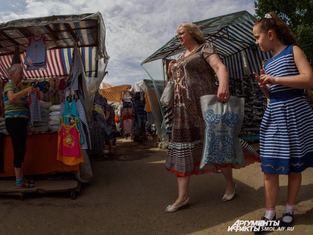 Чем только не торгуют на улицах Смоленска - на стихийных ярмарках можно увидеть и одежду, и продукты.