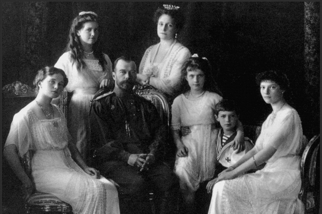 Николай II с семьёй (слева направо: Ольга, Мария, Николай, Александра, Анастасия, Алексей и Татьяна)