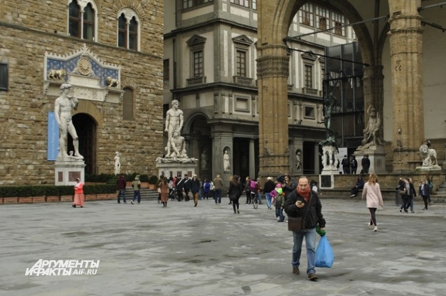 Площадь Синьории — L-образная площадь перед дворцом Палаццо Веккьо во Флоренции. 