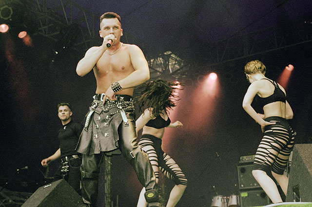 Солист группы «Кар-мен» Сергей Лемох на фестивале поп-музыки НОН СТОП-97.