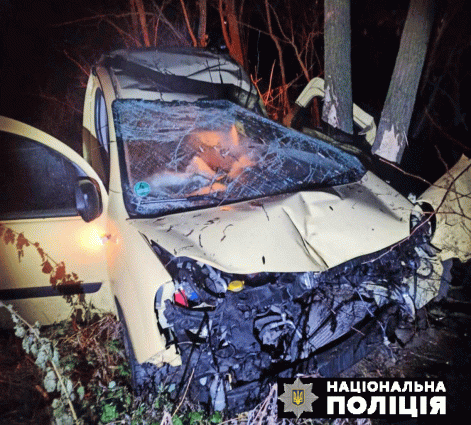 Разбитый автомобиль.