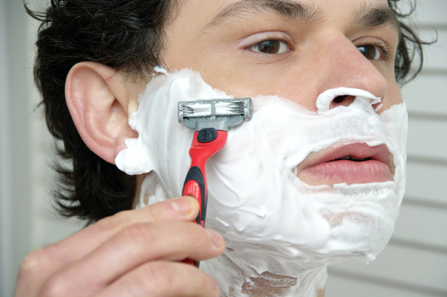 Чем лучше брить чувствительную кожу лица