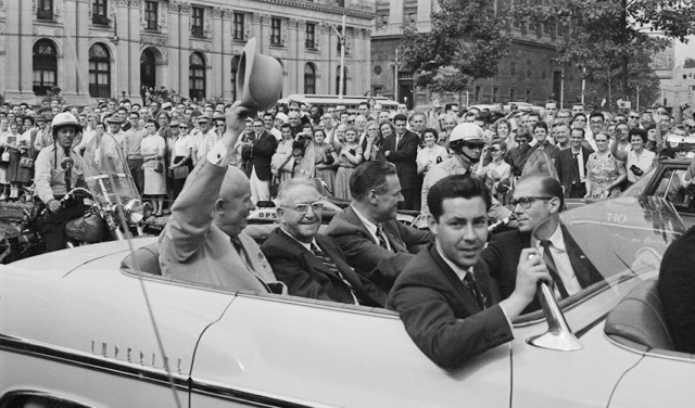 Визит Никиты Хрущева в США. Первый секретарь ЦК КПСС Никита Хрущев приветствует американцев. 19–20 сентября 1959 г.