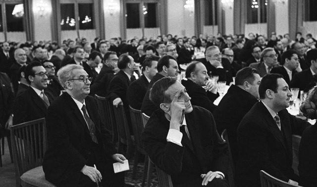 Первая встреча руководителей партии и правительства с творческой интеллигенцией в Кремле. На переднем плане – поэт Евгений Евтушенко. 17 декабря 1962 г.