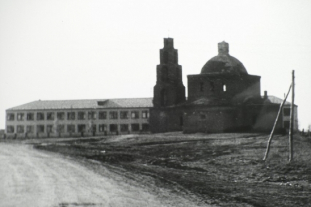 Димитриевский храм и новая школа за ним, фото 1984 года