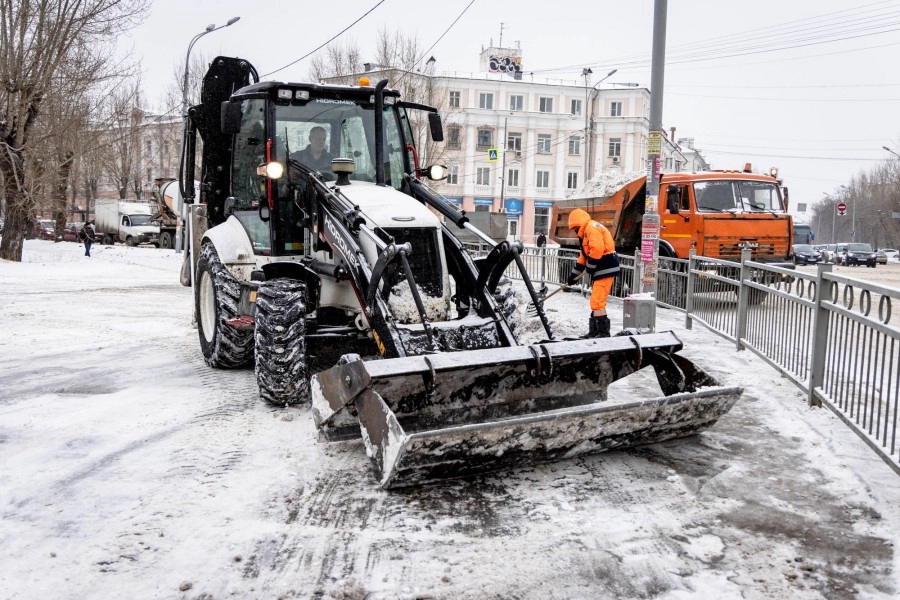 В среднем за сутки на уборку мегаполиса выходит более 200 единиц спецтехники.