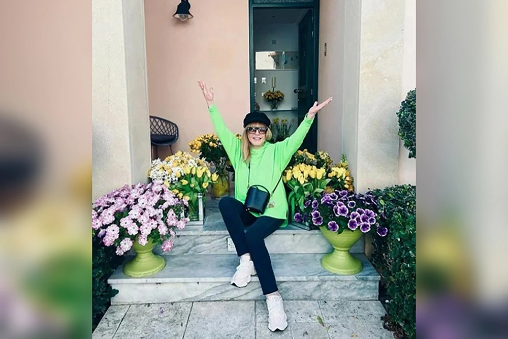 Алла Пугачева на фоне дома Герцлии.