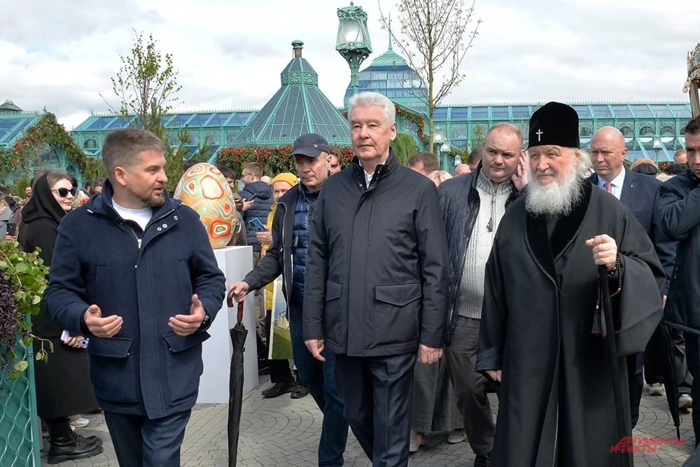 Мэр Москвы Сергей Собянин и патриарх Московский и всея Руси Кирилл посетили площадку ярмарки «Пасхальный дар».