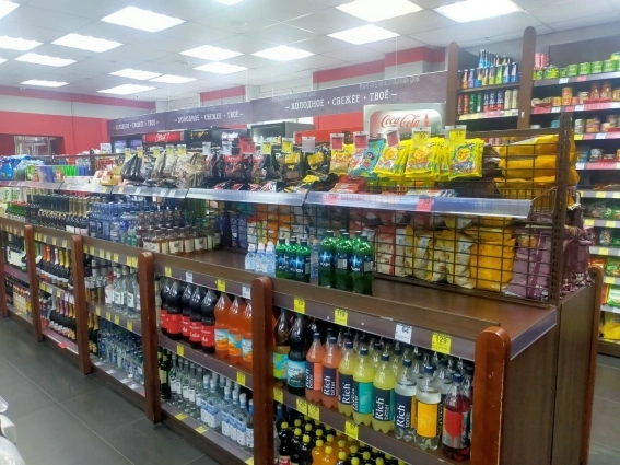 Сладости и газировка соседствуют с алкоголем.