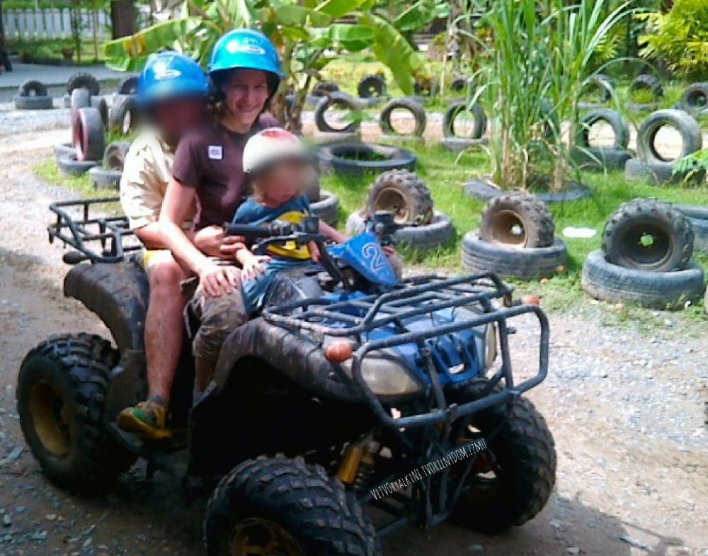 Нина с сыновьями в Тайланде.