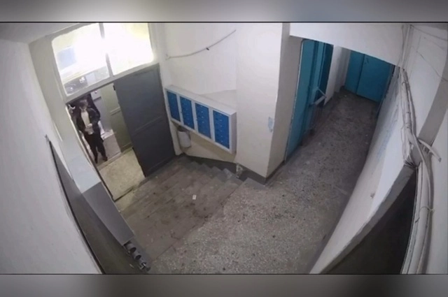 Мужчина спокойно заходит в подъезд, за ним увязывается толпа подростков.