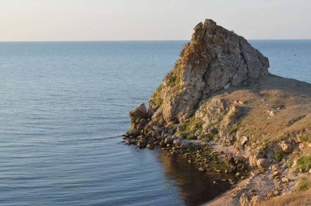 Уголок Керченского побережья: скалы, камни, и песок, в которых может таиться золото. 