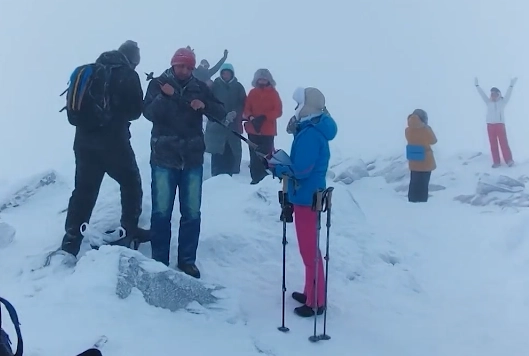 Группа туристов почти дошла до вершины.
