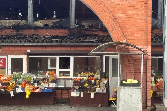 Продавцы пытались хоть что-то спасти, хватали какие-то товары, но увы.