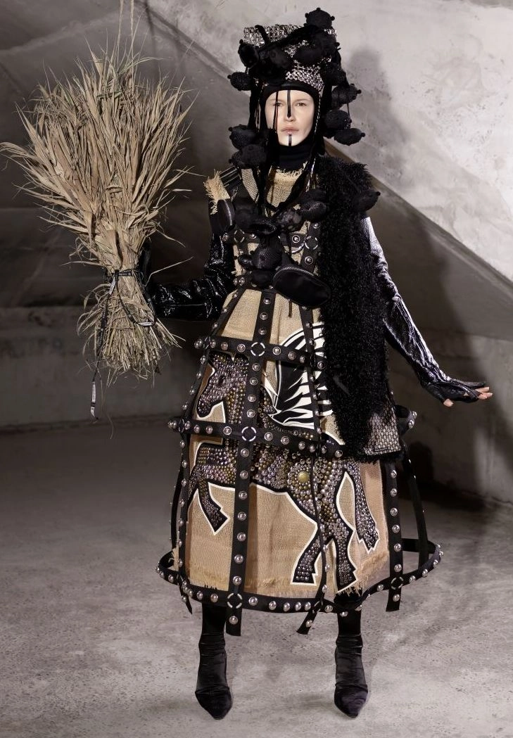 Изящный романтичный образ от Кати Борисовой «Крылатый код» навеян резным панно «Тулпар» Баки Урманче. 