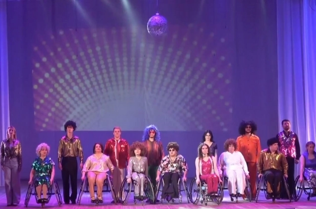 Зрители аплодировали стоя.