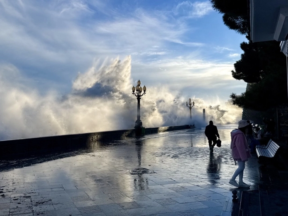 Ялту накрыло штормом, море сильно волнуется. 