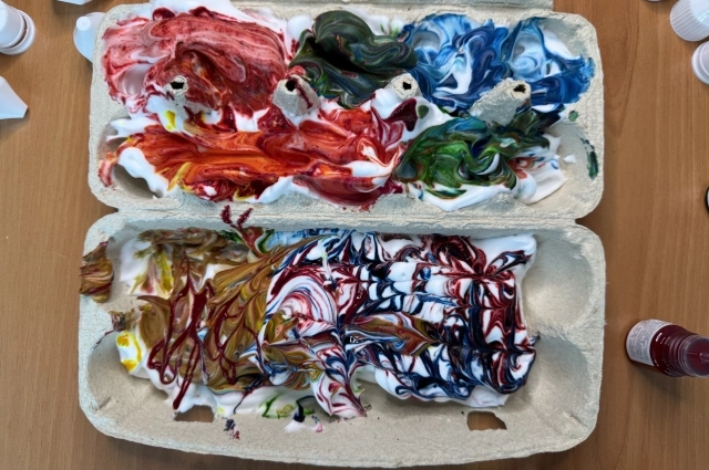 Вмешиваем в пену для бритья пищевые красители.