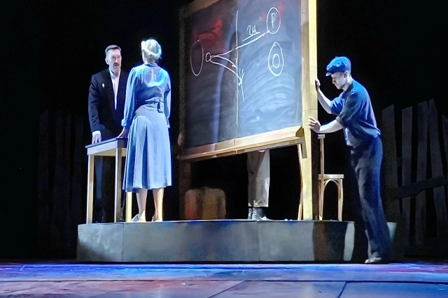 Лидия Михайловна и директор школы Василий Андреевич (заслуженный артист РТ Владимир Никитин). 