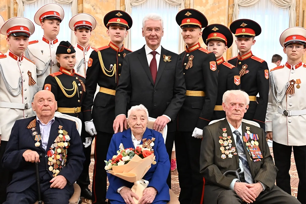Екатерина Ивановна Евдокимова (посередине).