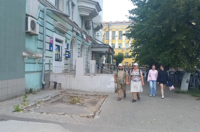 Много лет на этом месте на Театральной площади стоял киоск. Теперь о нем напоминает лишь углубление в асфальте.