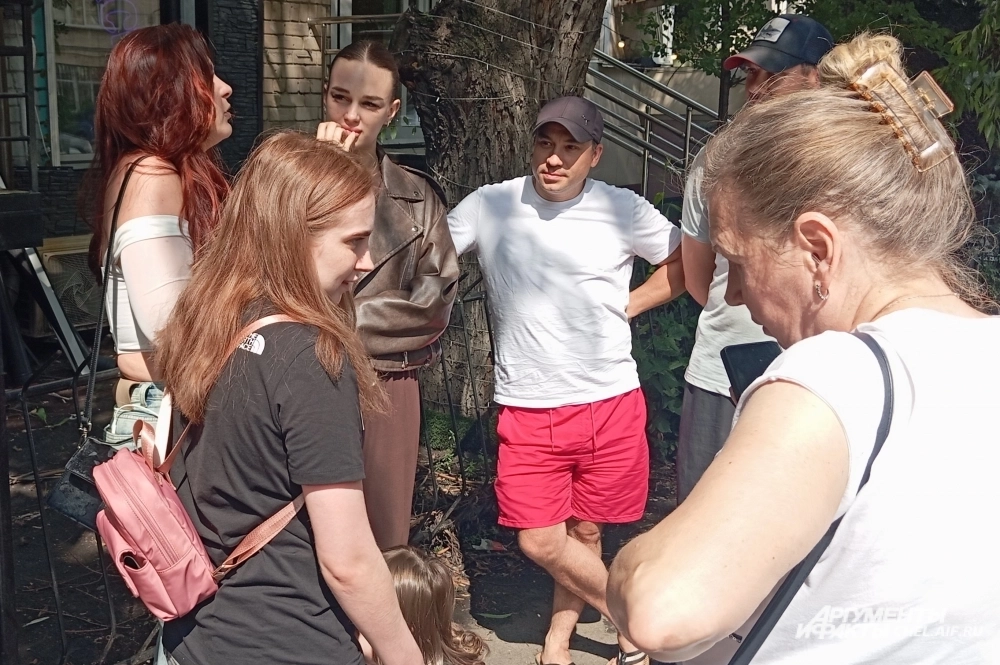 Люди пришли к офису по Сони Кривой в Челябинске, но их никто не встретил.