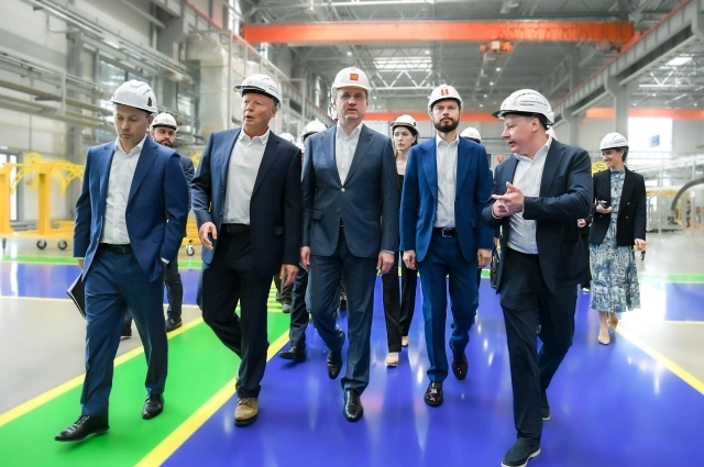 Александр Новак осматривает производства Тверской области.