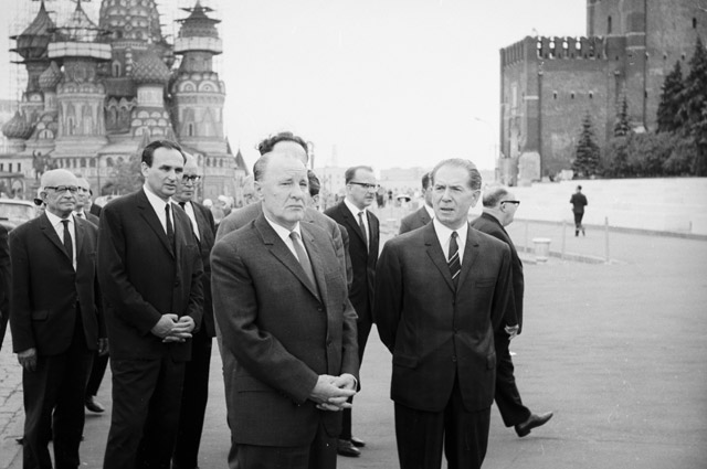 Венгерская правительственная делегация во главе с 1-й Генеральным секретарем ЦК ВСРП Яношем Кадаром на Красной площади. 1968 г.