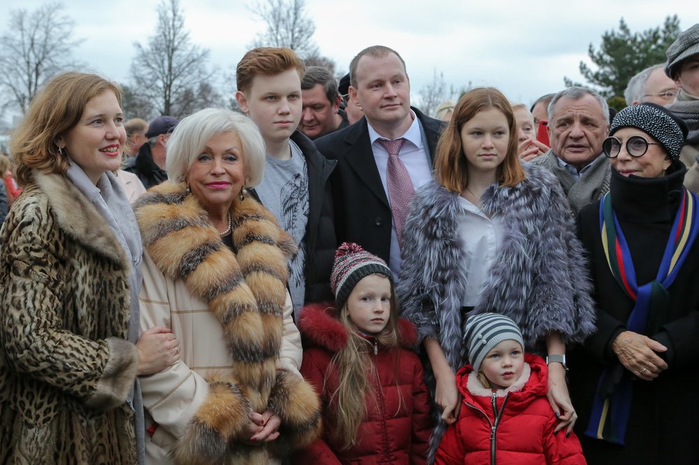 Родственники Николая Караченцова у его памятника на Троекуровском кладбище. 2019 г.