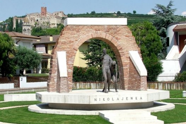 Памятник в Италии с воспроизведением туннеля в Николаевке.
