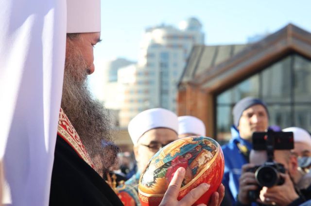 Верующие прошли Пасхальным крестным ходом по улицам Екатеринбурга