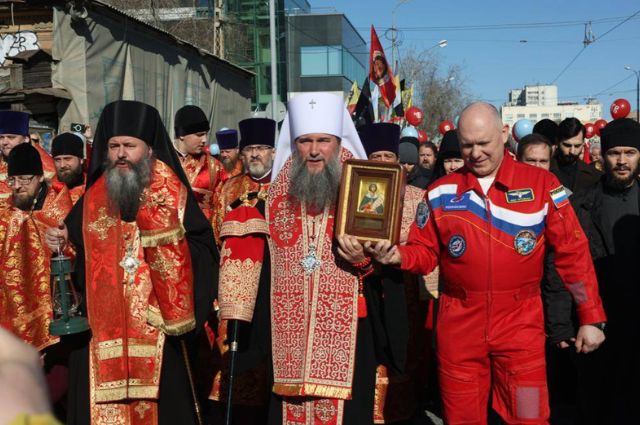 Верующие прошли Пасхальным крестным ходом по улицам Екатеринбурга