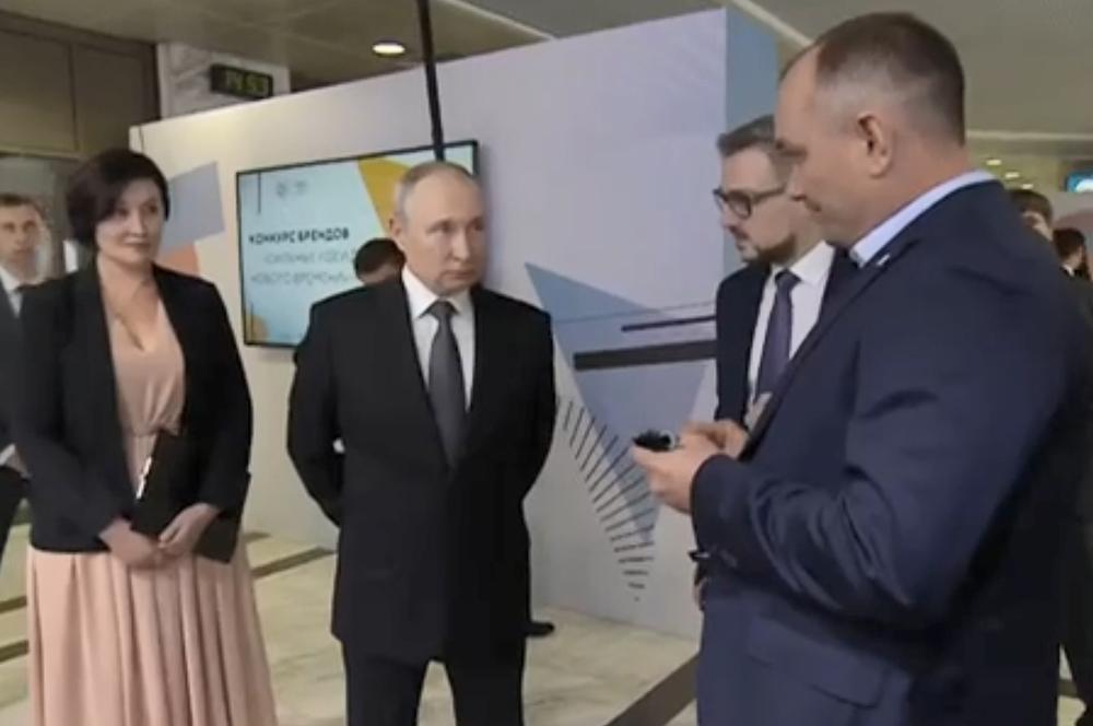 Президент Путин внимательно выслушал предложения Анатолия Тулаева (справа).