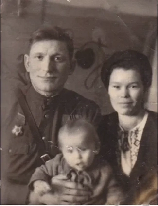 Алексей и Ксения с сыном Виктором в конце 1940-х