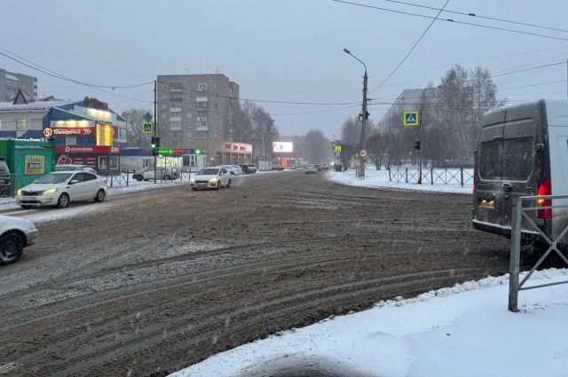 Иногда даже машинам трудно проехать.