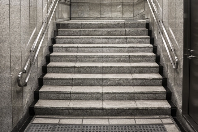 Жильцы вынуждены подниматься на верхние этажи по лестнице.