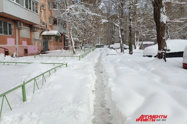 Вот в такую зимнюю сказку попали с утра жители дома на Николая Островского, 76.